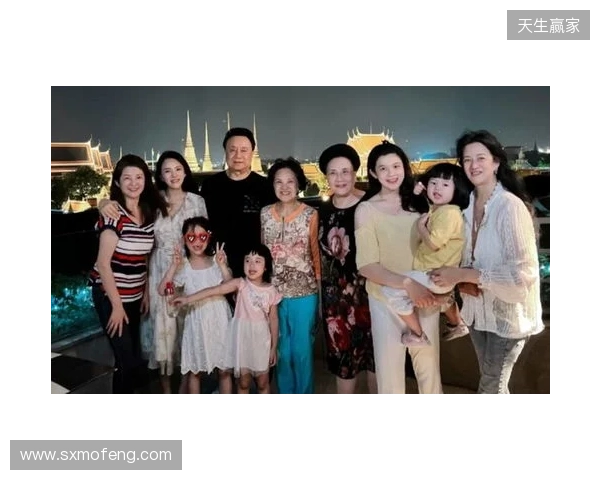 安东内拉晒一家人同美职联奖杯合照：恭喜亲爱的，我们爱你